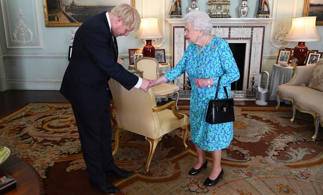 Una foto divulgada por el palacio muestra a Johnson haciendo una reverencia y estrechando la mano de la reina. (Foto: AP)