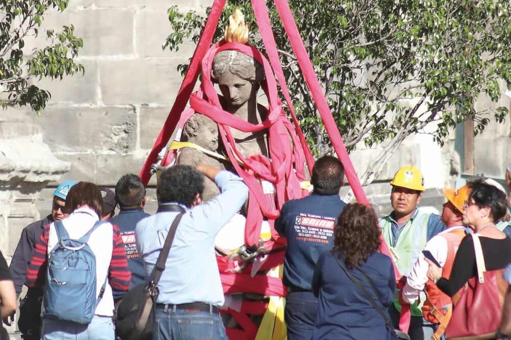 Supervisados por especialistas del INAH, de la UNAM y del gobierno de la ciudad, integrantes de la empresa CAV Diseño e Ingeniería S.A de C.V. reciben en tierra firme a la Caridad (FOTOS: ARIEL OJEDA. EL UNIVERSAL)