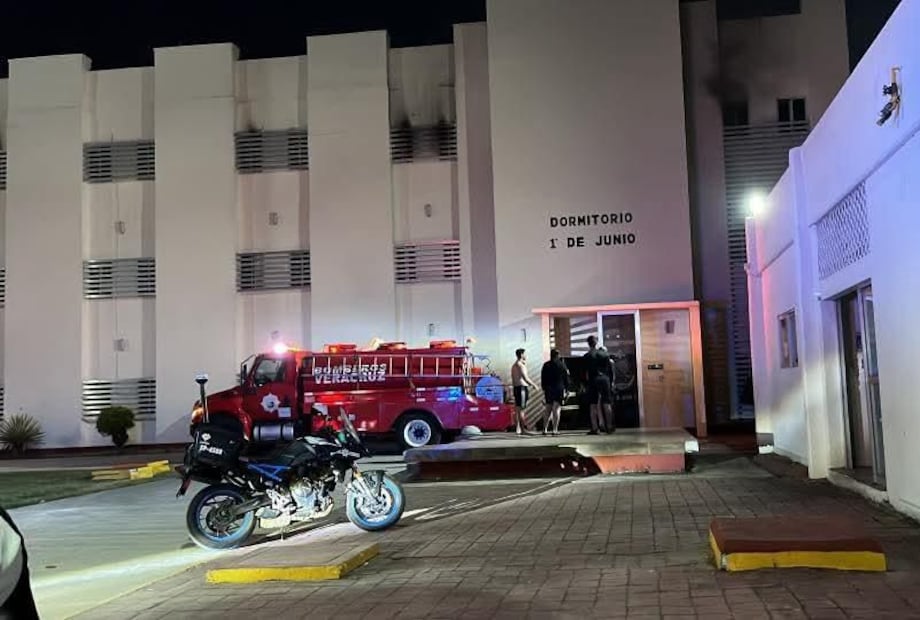 El fuego comenzó en uno de los dormitorios de la Escuela Náutica Mercante. (Foto: especial)
