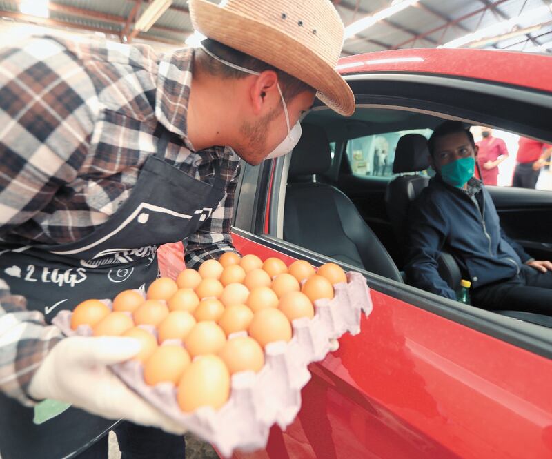 Vendedores se acercan al auto de los clientes y les muestran sus productos, levantan el pedido y lo entregan a la salida. Foto: JORGE ALVARADO. EL UNIVERSAL