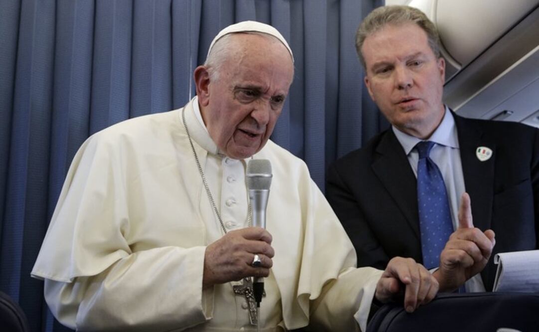Fotografía de archivo del domingo 26 de agosto de 2018 del papa Francisco y el portavoz del Vaticano Greg Burke (Foto: AP)