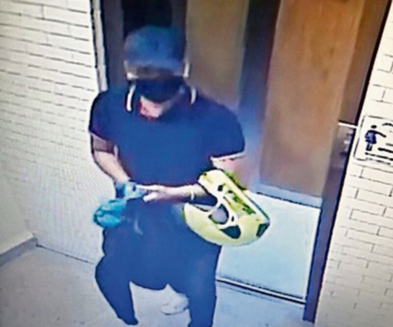 Cámaras detectaron que el sujeto llevaba una maleta y después no se le vuelve a observar. Foto: Especial