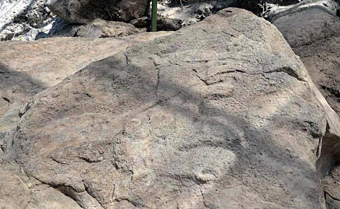 Se observa a un felino que porta una máscara bucal en forma de pico de ave, sostiene a un hombre, cuyo rostro fue mutilado en la época prehispánica. (FOTO: INAH)