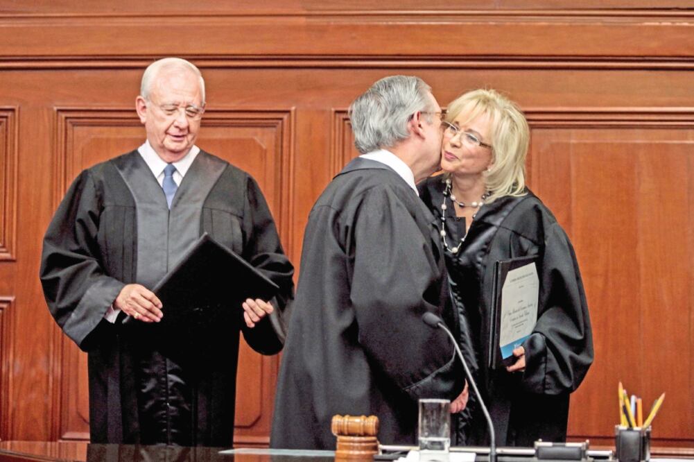 El ministro Juan Silva Meza (izq.) y la ministra Olga Sánchez Cordero (der.) se despidieron de la Suprema Corte de Justicia de la Nación tras 21 años de servicio (RAMÓN ROMERO. EL UNIVERSAL)