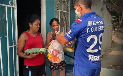 Teo Gutiérrez dona despensas con la camiseta de Cruz Azul