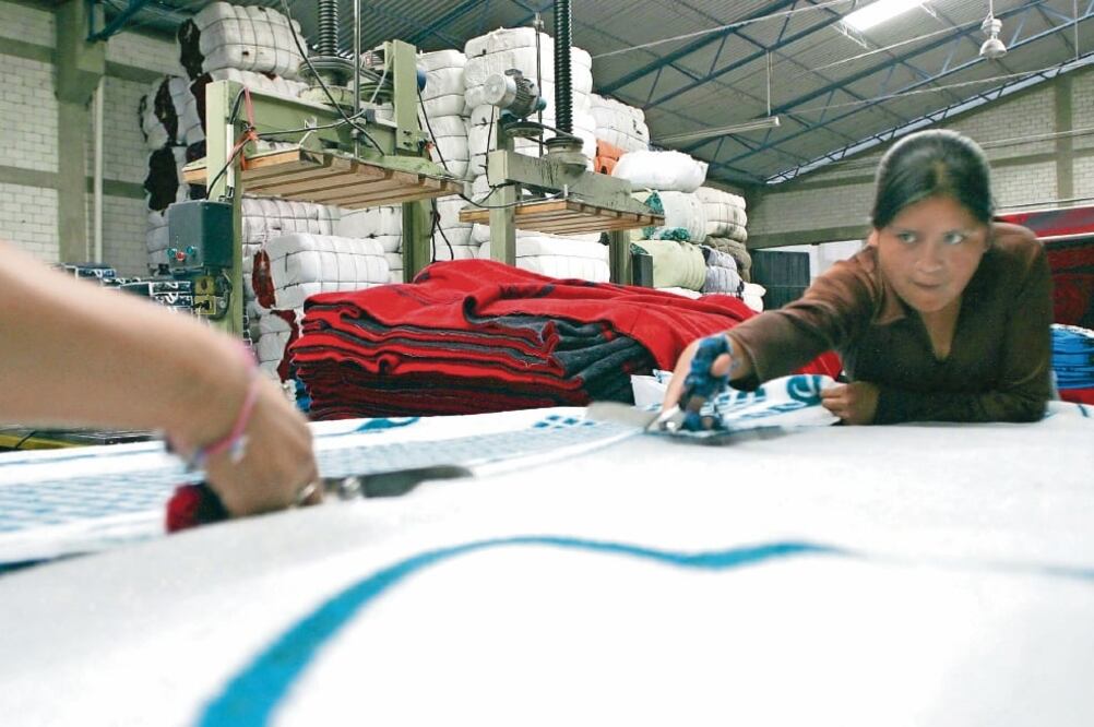 La industria textil atraviesa por un momento complicado por la triangulación, subvaluación y entrada de productos con subsidios al país. (ARCHIVO EL UNIVERSAL)