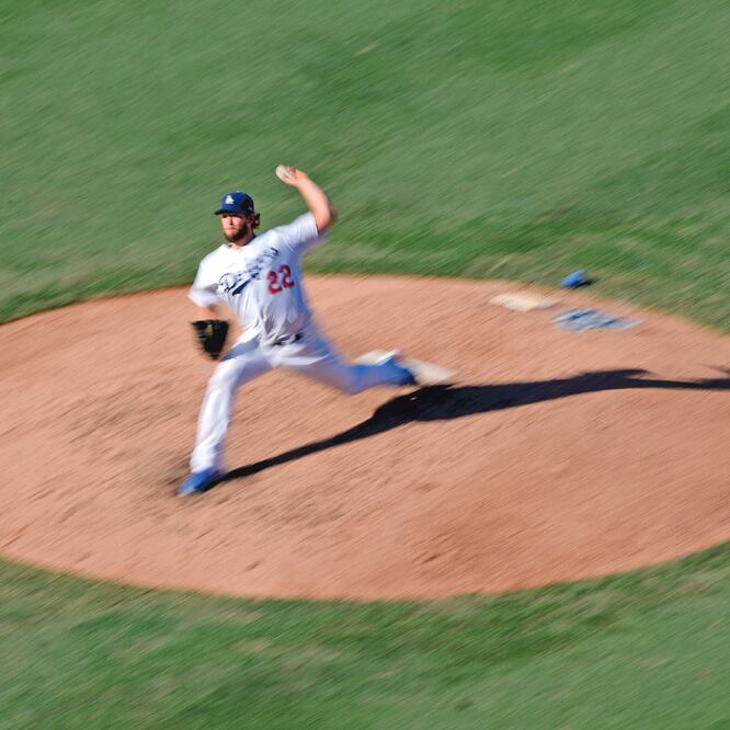 Clayton se mantuvo firme con la bola rápida y dominó a bateadores. Foto: HARRY HOW. AFP