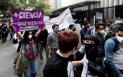 Vuelven a bloquear accesos al Senado por desaparición de fideicomisos 