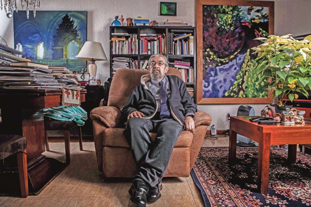 En la imagen, tomada el 21 de diciembre de 2014, el escritor, maestro y crítico literario Huberto Batis, posa en su casa, en medio de sus libros y archivos. (ARCHIVO. EL UNIVERSAL)