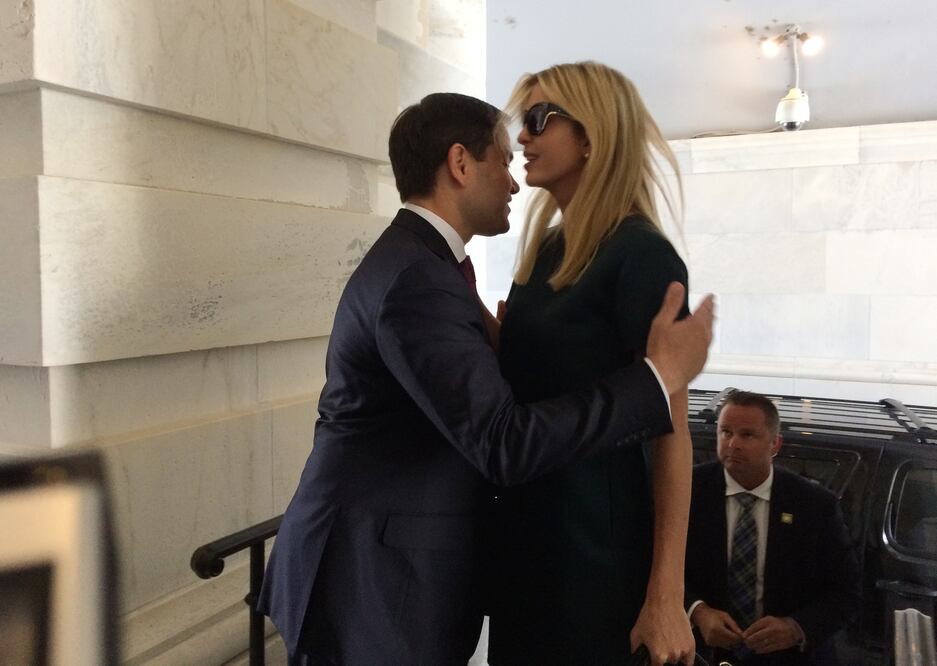 Ivanka Trump, hija del presidente de Estados Unidos Donald Trump, es saludada por el senador republicano Marco Rubio de Florida en su llegada al Capitolio (Foto: AP)