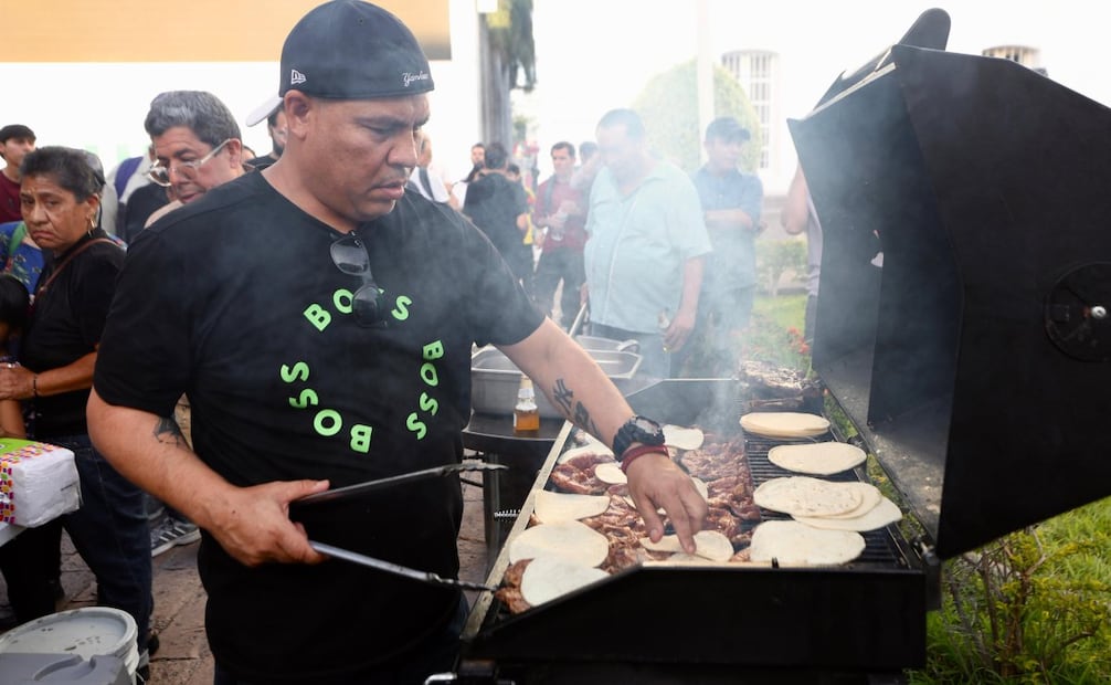 Culiacán cambia el miedo por convivencia ciudadana; carne asada reúne a decenas en la plaza.
Foto: Valente Rosas / EL UNIVERSAL.