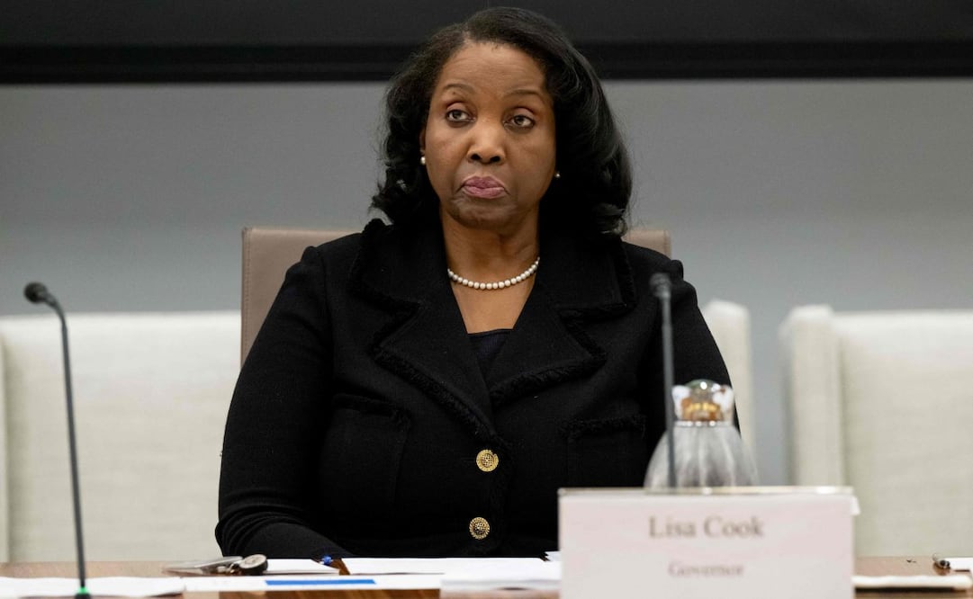 Lisa Cook, miembro de la Junta de Gobernadores de la Reserva Federal de EE. UU., asiste a una reunión abierta de la Junta de la Reserva Federal para debatir las revisiones propuestas a los estándares suplementarios de la ratio de apalancamiento en el edificio de la Junta en Washington, D. C., el 25 de junio de 2025. Casi 600 economistas firmaron una carta abierta expresando su apoyo a la gobernadora de la Reserva Federal, Lisa Cook, y a la independencia del banco central estadounidense, mientras Cook lucha contra el intento del presidente Donald Trump de destituirla. Foto: AFP