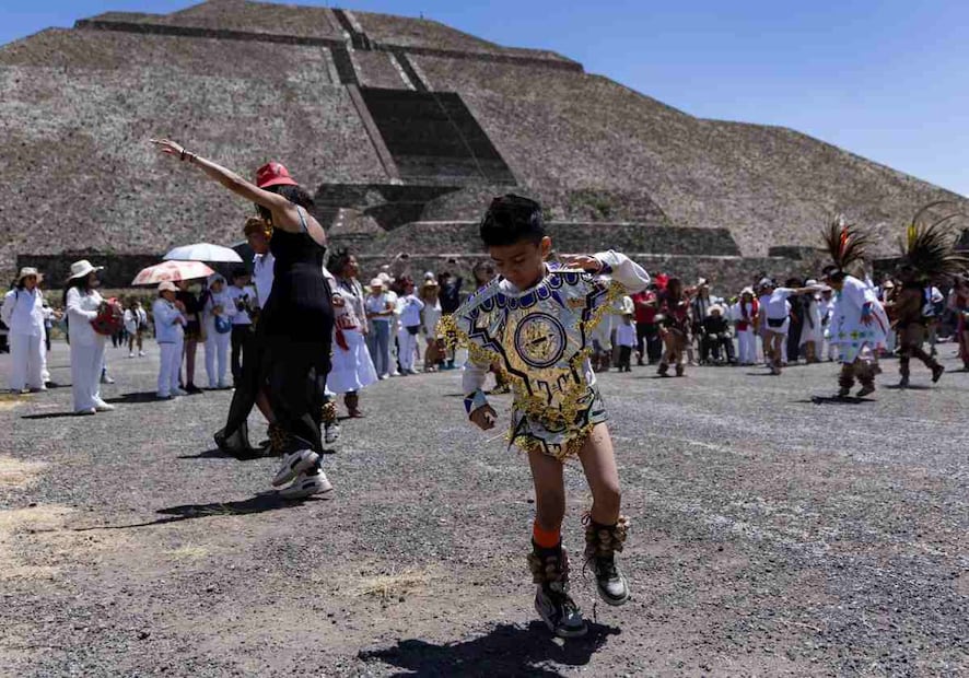 Durante la actividad en la Zona Arqueológica Teotihuacán es posible encontrar personas de todas las edades. Foto: Hugo Salvador / EL UNIVERSAL