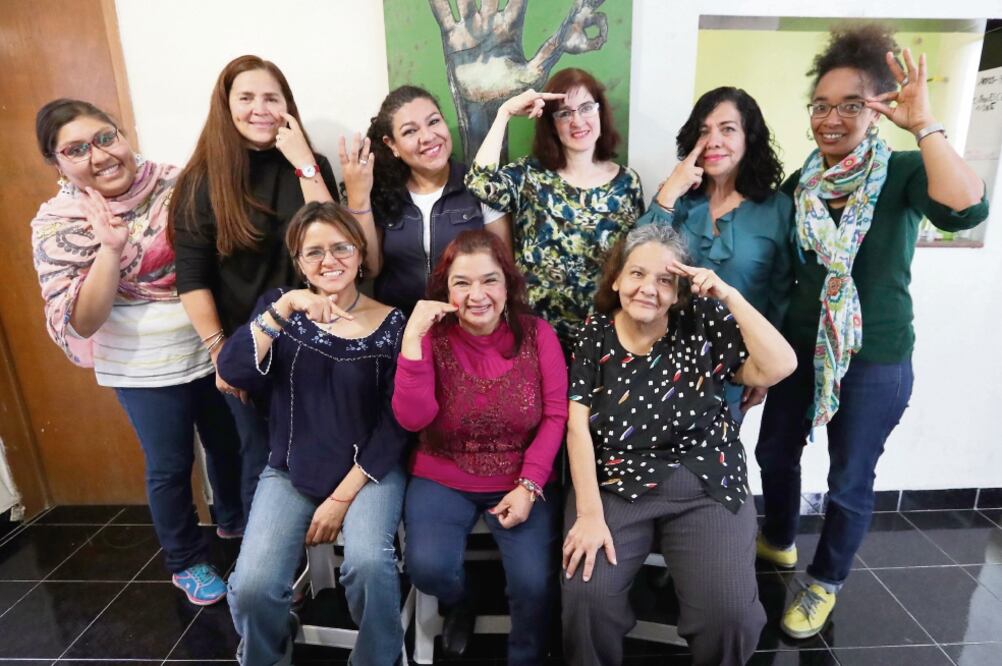 Alumnas y maestras de INCLUSOR A.C., centro que busca el empoderamiento de la comunidad sorda en México y coadyuva a su inclusión social sin barreras. Entre ellas platican un poco en Lengua de Señas Mexicanas, declaran (Fotos: ARIEL OJEDA)