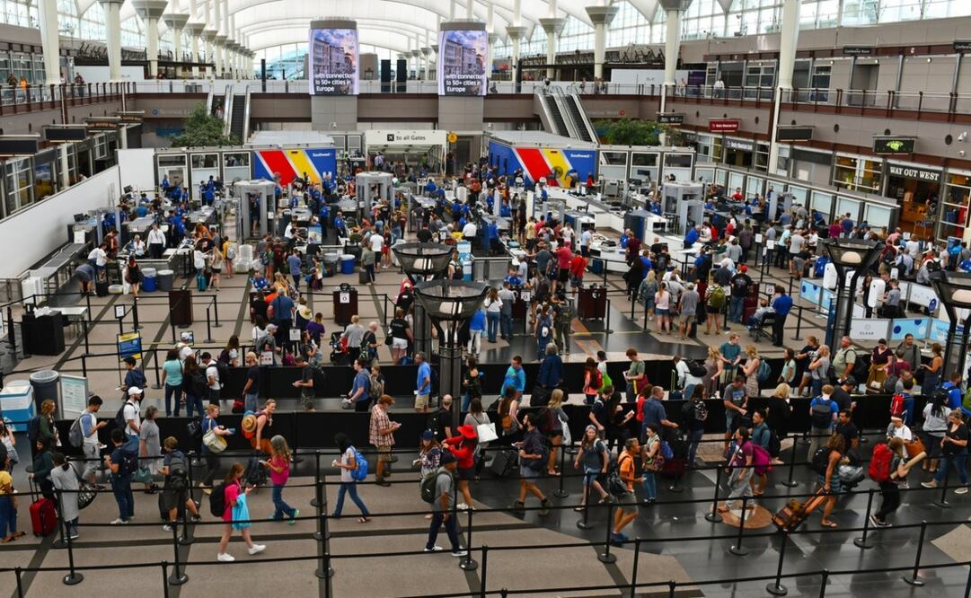 El miércoles previo de Thanksgiving y el domingo posterior, serán los días más ocupados en los aeropuertos de Estados Unidos, según la TSA. (Foto: iStock)