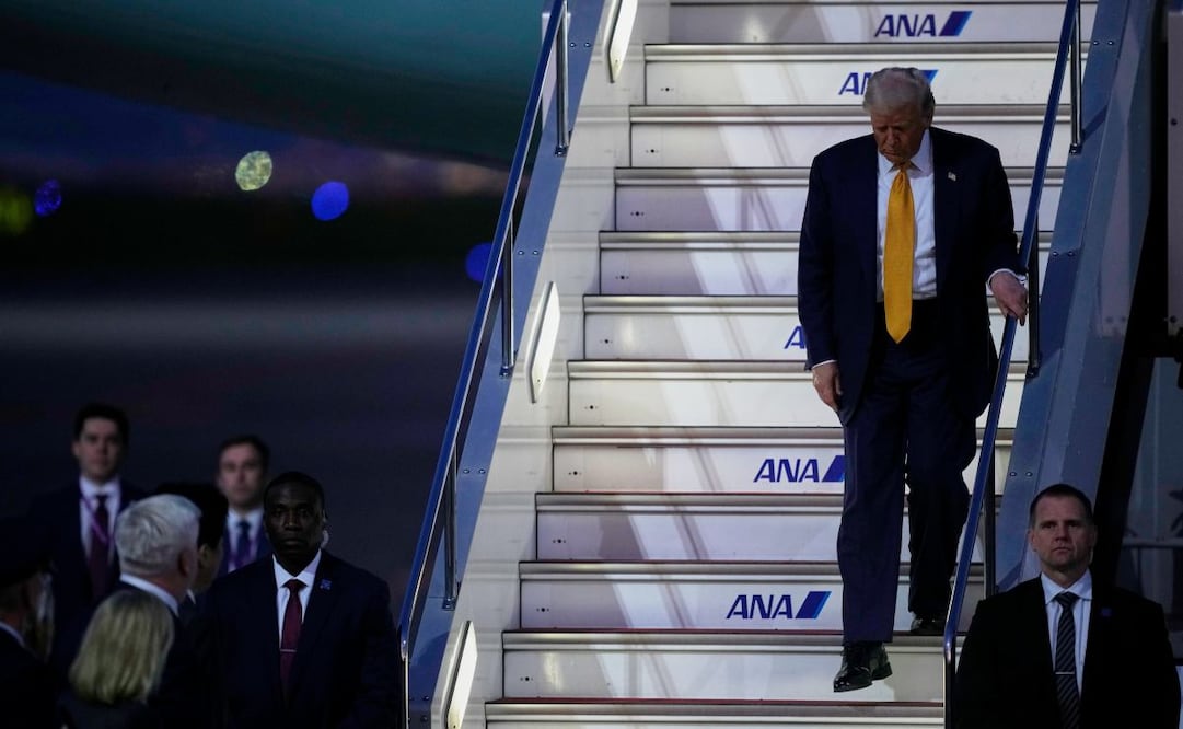 Trump descendiendo del Air Force One al llegar al aeropuerto de Haneda. Foto: Louise Delmotte / AP