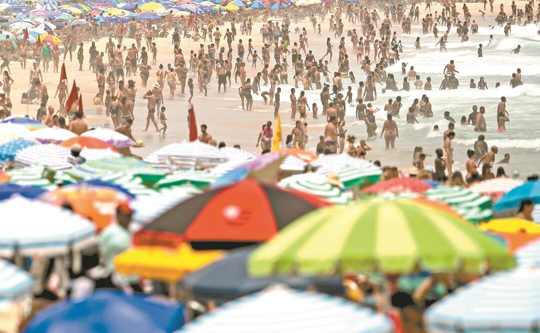 Pese a las medidas contra el Covid-19, miles se agolparon en la playa de Ipanema en Río de Janeiro, Brasil. En otras ciudades hubo protestas contra el presidente Jair Bolsonaro. Foto: Bruna Prado. AP