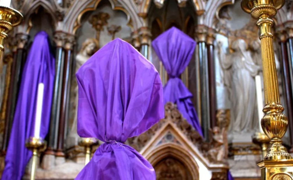 La imágenes y estatuas de los santos se cubren desde el quinto domingo de Cuaresma y se mantiene hasta el Viernes Santo. Foto: Flickr