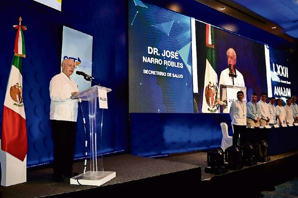 El secretario de Salud, José Narro Robles, reconoció a los farmacéuticos su capacidad de adaptarse a necesidades cambiantes. FOTO: SSA