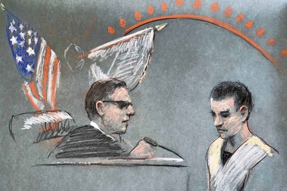Jack Teixeira, miembro de la Guardia Aérea Nacional de Massachusetts, a la derecha, ayer al comparecer ante el Tribunal de Distrito de Estados Unidos en Boston. Foto: Margaret Small / AP