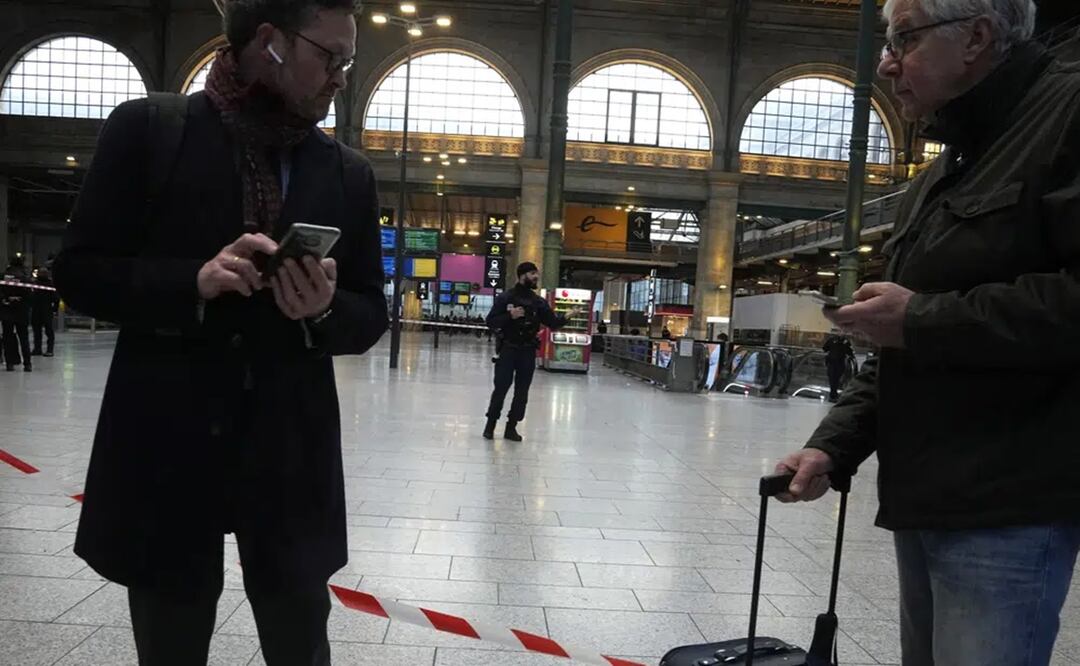 Viajeros esperan detrás de un cordón policial en la estación Gare du Nord, en París. Foto: AP 