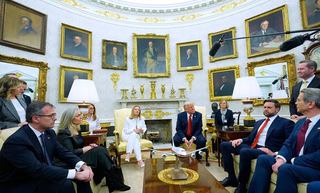 El presidente Donald Trump se reúne con la primera ministra italiana, Giorgia Meloni, en la Oficina Oval de la Casa Blanca, en Washington. Foto: AP