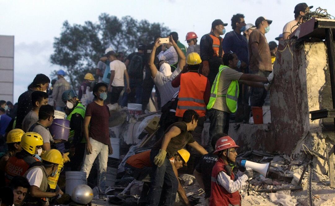 Esta noche las labores de rescate continúan, y seguirán durante muchas horas más. /Carlos Mejía - EL UNIVERSAL