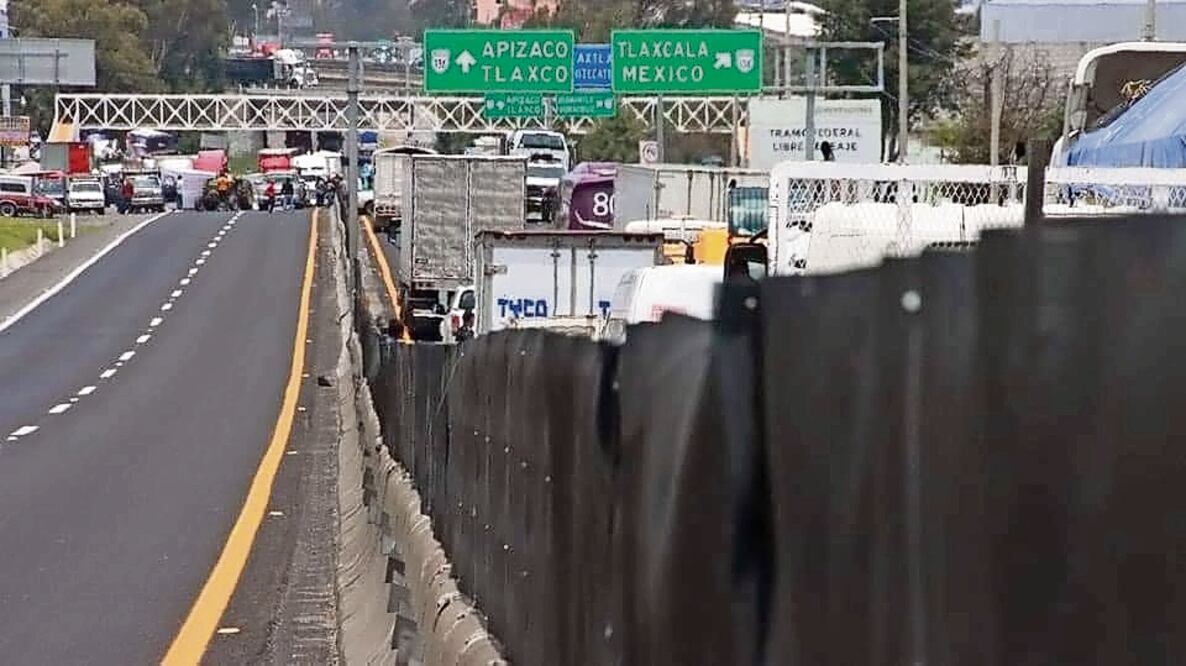 Ejidatarios de Tlaxcala determinaron permanecer en los bloqueos carreteros en la comunidad de Apizaco. Foto Especial
