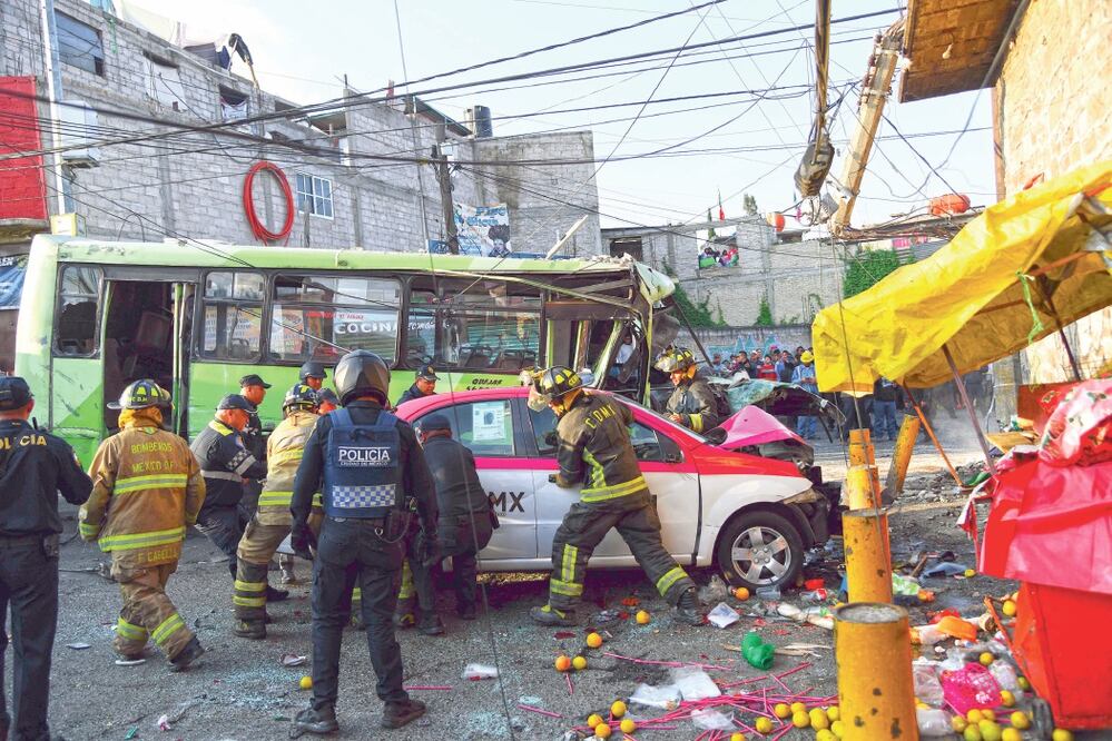 Un camión de la ruta 18 chocó en Cuautepec, dejando 35 lesionados. (JUAN ARMANDO MARTÍNEZ. EL UNIVERSAL)