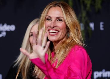 Julia Roberts luce senos falsos en televisión
