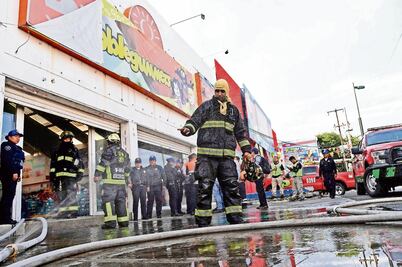 Desalojan a 500 por incendio de fábrica en Iztapalapa