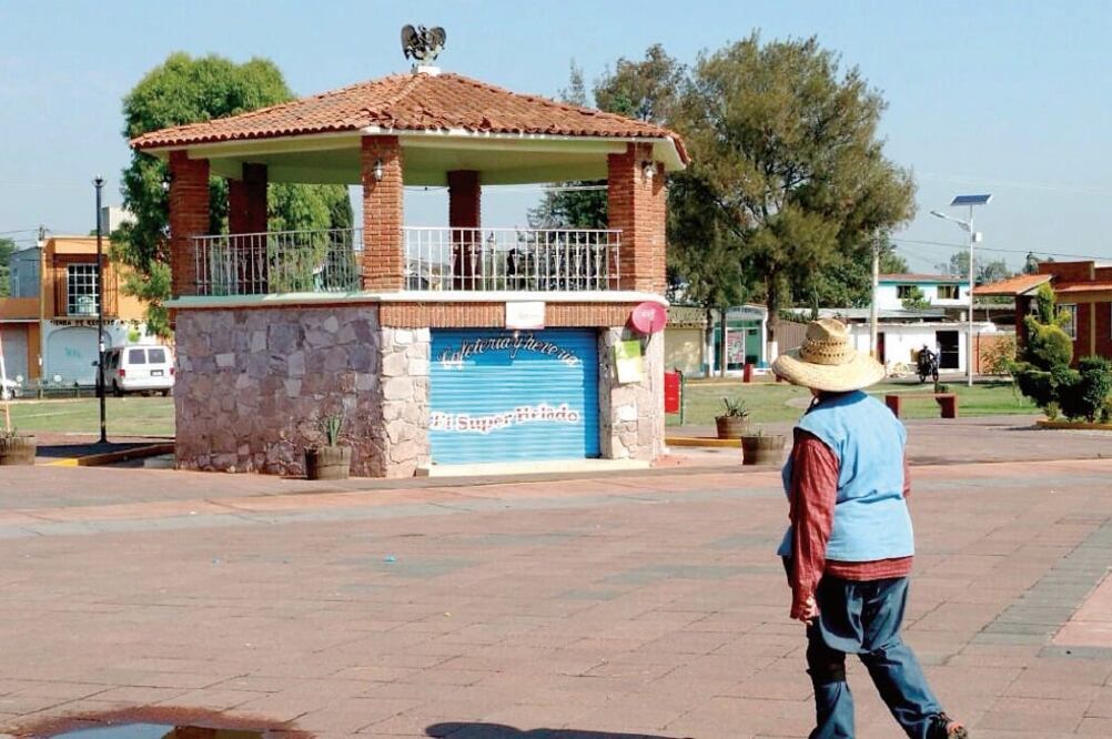Después de más de 48 horas de que el kiosco de este poblado de casi 5 mil habitantes fue el escenario del linchamiento de tres personas, dos hombres y una mujer, algunas personas sienten pena por lo ocurrido (ESPECIAL)