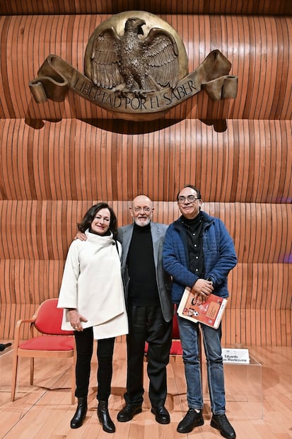 La historiadora María Nieves y los arqueólogos Eduardo Matos Moctezuma y Enrique Vela. Foto: INAH