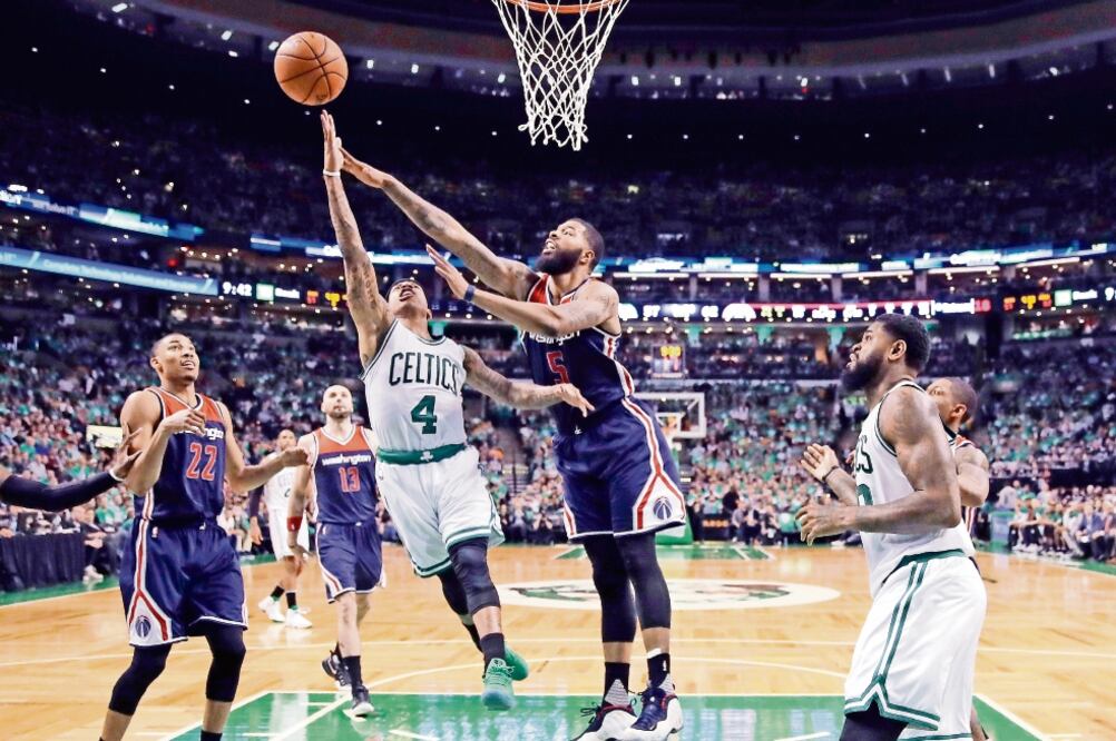 Thomas (4) realizó 29 puntos y 12 asistencias. (CHARLES KRUPA. AP)