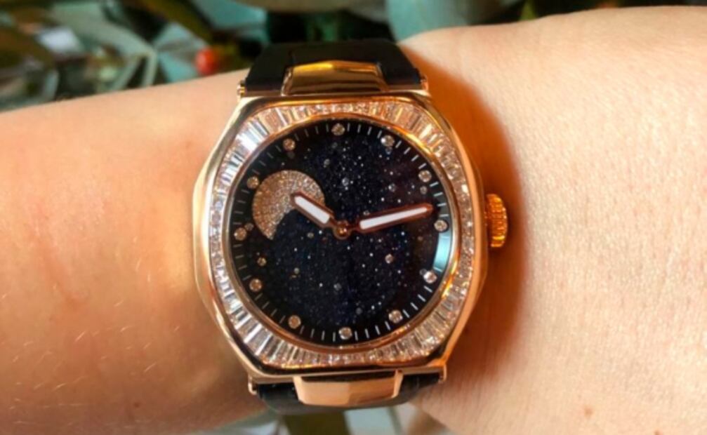 La nueva luna brillante