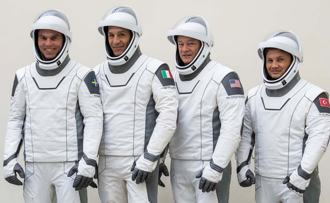 Fotografía cedida por Axiom Space donde aparecen los astronautas de la misión Ax-3, el hispano-estadounidense Michael López-Alegría (2d), que será el comandante de la misión; el italiano Walter Villadei (2i), quien será el piloto, el sueco Marcus Wandt (i), y el turco Alper Gezeravci (d), que irán como especialistas de la misión que prevé despegar hacia la Estación Espacial Internacional. Foto: EFE/ Axiom Space.