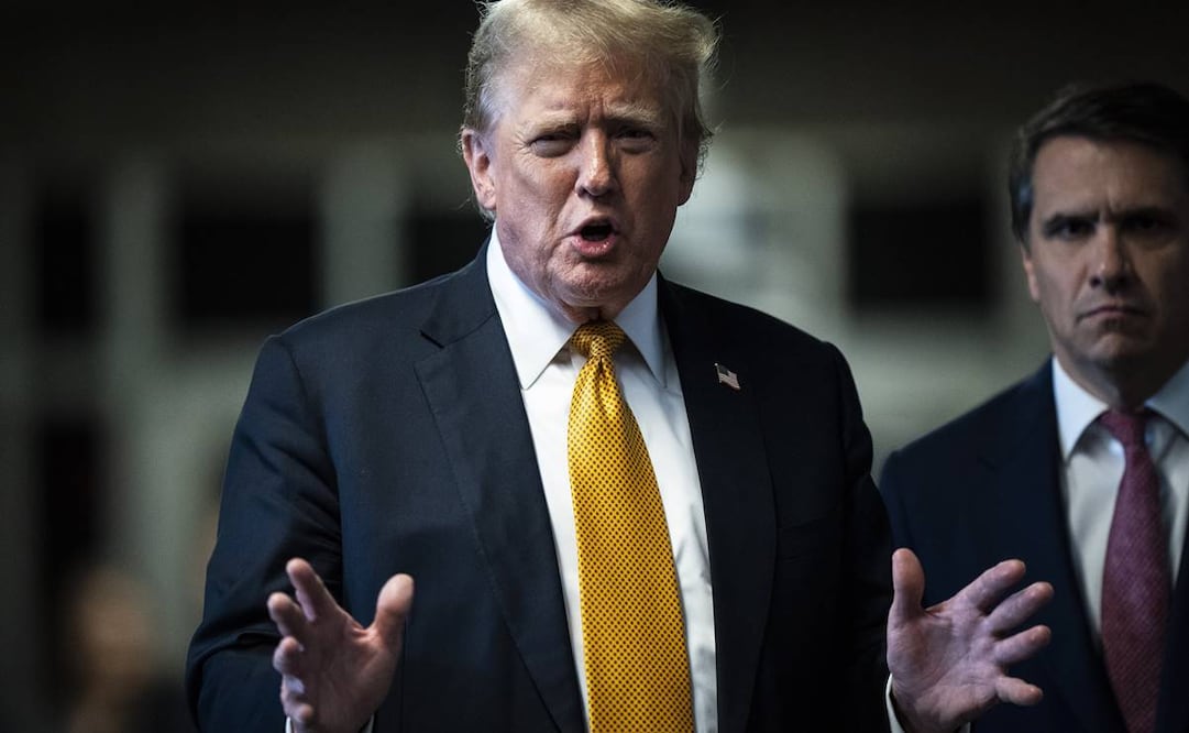 El expresidente Donald Trump habla con los periodistas acompañado de su abogado Todd Blanche. Foto: AP