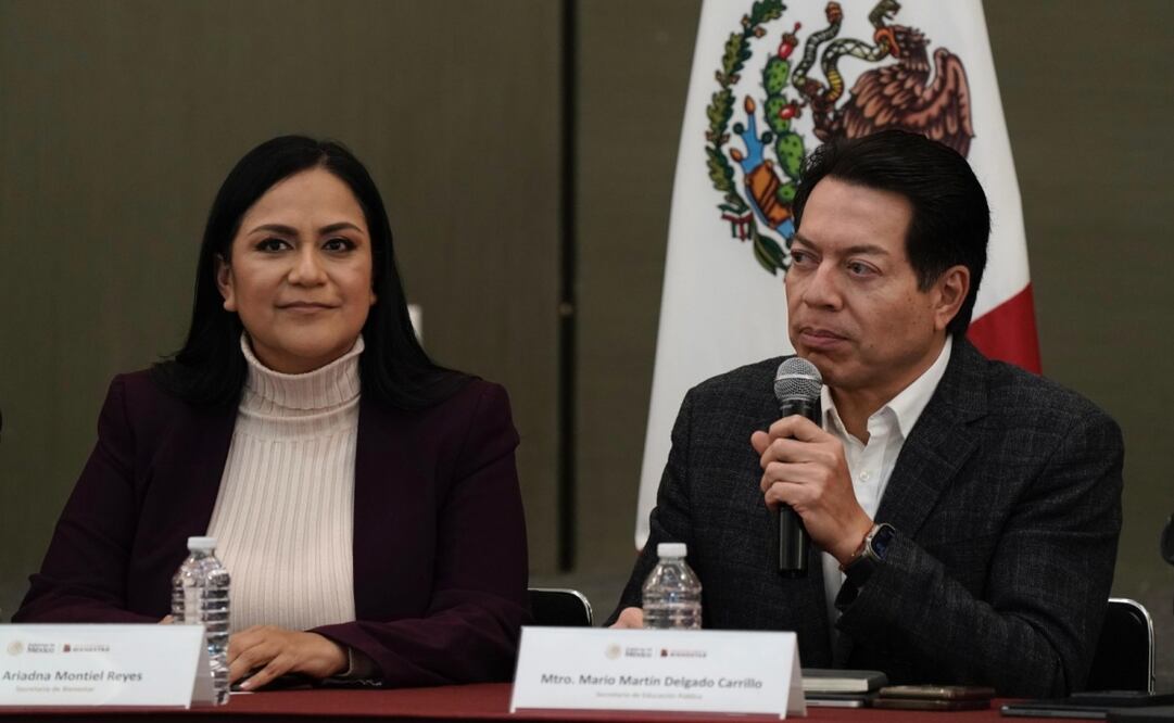 Acompañado por la secretaria del Bienestar, Ariadna Montiel Reyes y del coordinador general de Programas para el Bienestar, Carlos Torres Rosas, el titular de la SEP expuso el avance para la implementación y entrega de la beca universal este 3 de octubre de 2024. Foto: Especial