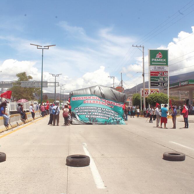 La liberación de la vía ocurrió después de que las autoridades les ofrecieron a los campesinos una reunión con el gobernador Héctor Astudillo (PRI) y con el secretario de Agricultura y Desarrollo Rural, Víctor Villalobos Arámbula. ESPECIAL