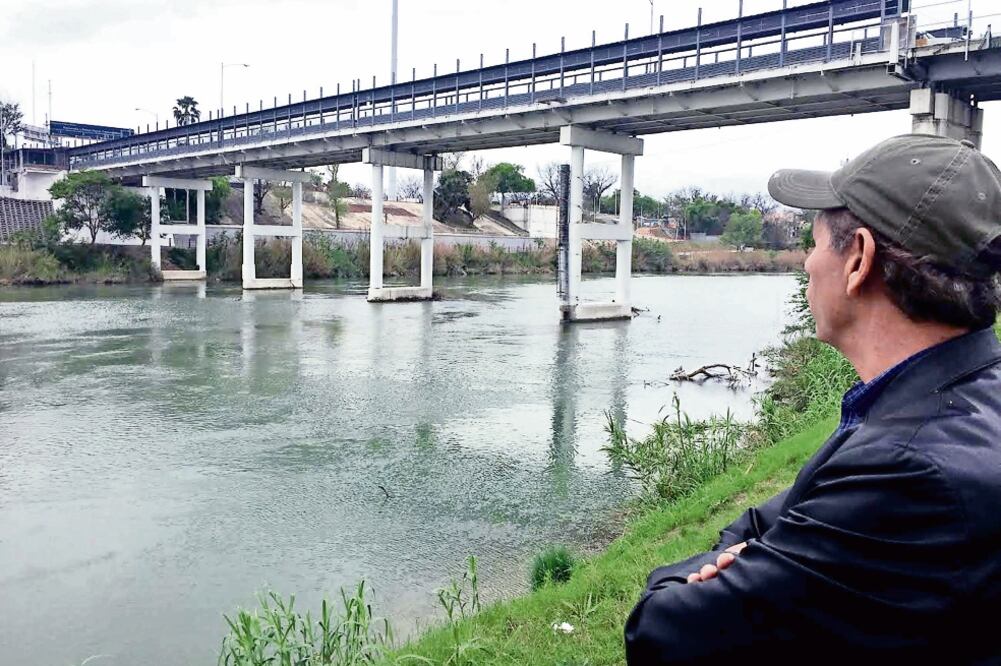 Por el puente fronterizo cruzan diariamente cientos de personas. Atrás está una valla de metal de cuatro metros y una extensión de 81 kilómetros. (FRANCISO RODRÍGUEZ. EL UNIVERSAL)