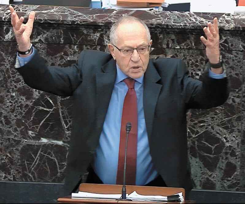 Alan Dershowitz, abogado del presidente Donald Trump, ayer durante el juicio contra el mandatario en el Capitolio en Washington. Foto: AP