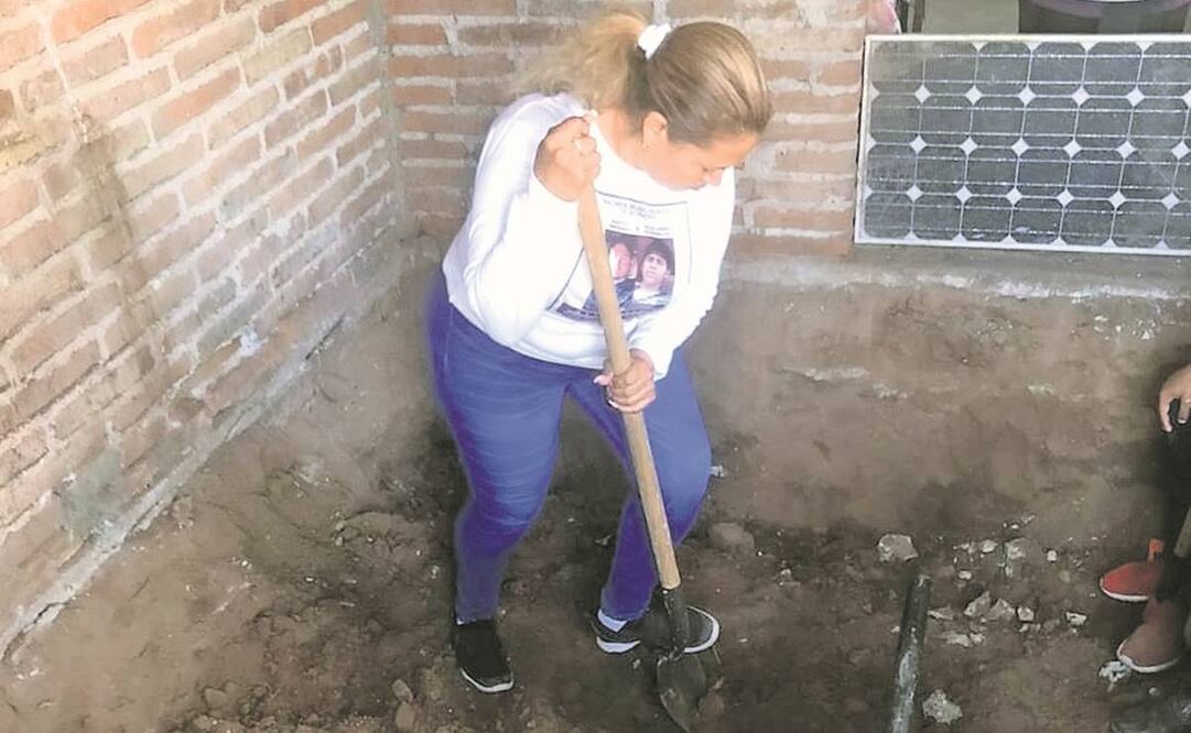 Ceci Patricia, acompañada de su hija, cava en el predio donde les informan que puede encontrarse el cuerpo de su hijo Alejandro. Foto: Especial