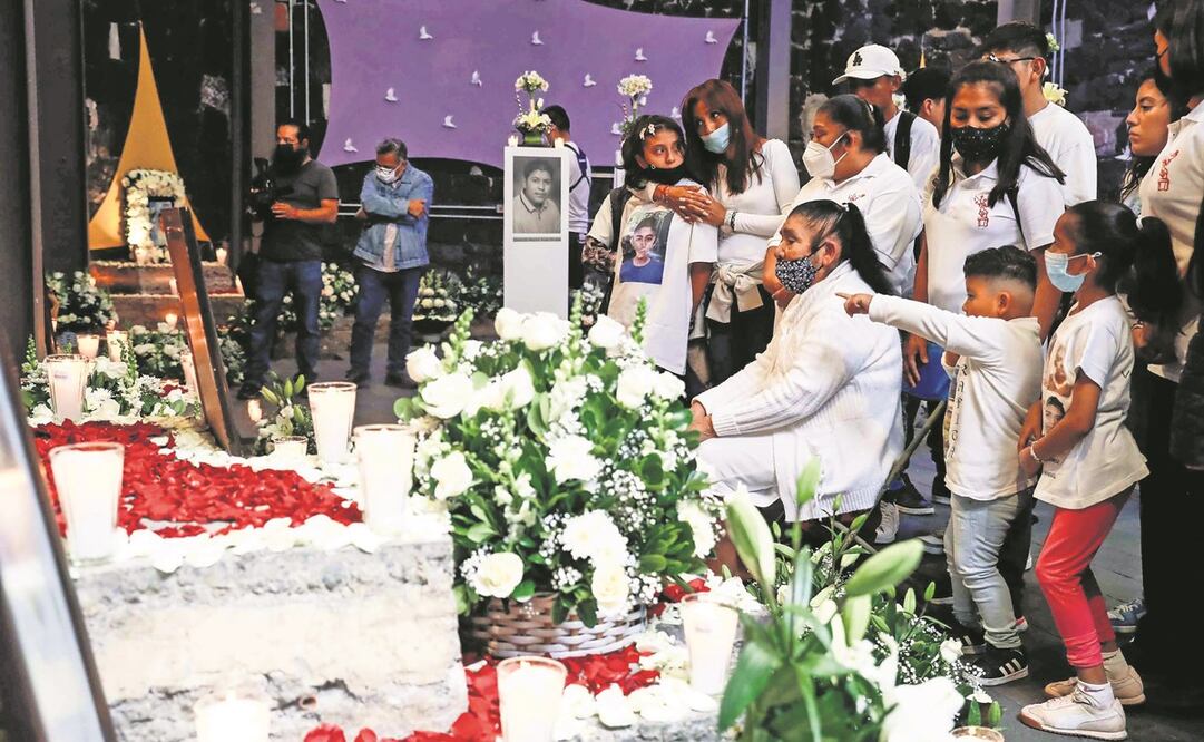Hasta el memorial llegaron familiares de los fallecidos con carteles para exigir justicia tras 14 años del operativo que le costó la vida a nueve jóvenes y tres policías. Foto: Victoria Valtierra/ CUARTOSCURO.