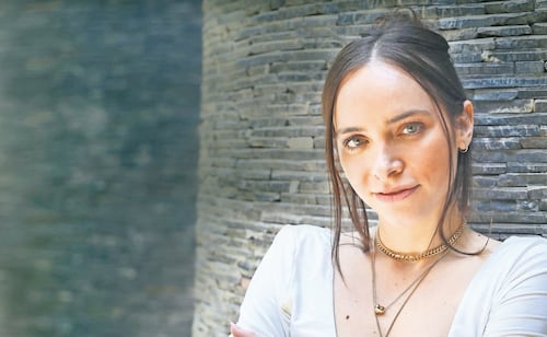 Minnie West recuerda a su mamá, Amparín Serrano, al abrirse camino como productora