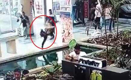 Por ver el celular, mujer se lleva baño en centro comercial de Colombia