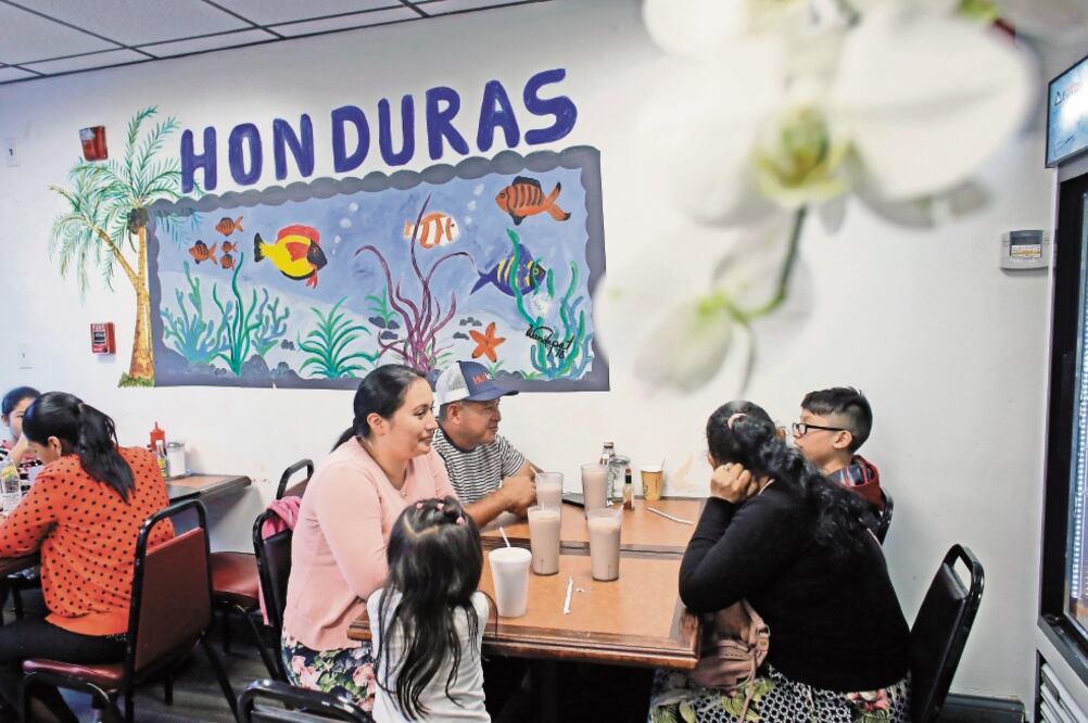 Un restaurante estilo hondureño en Chelsea, Massachusetts, donde ha crecido la población de centroamericanos. Foto/STEVEN SENNE. AP