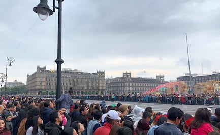 Asistentes aguardan llegada del Mega Desfile de Día de Muertos al Zócalo