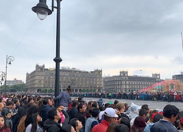 Asistentes aguardan llegada del Mega Desfile de Día de Muertos al Zócalo