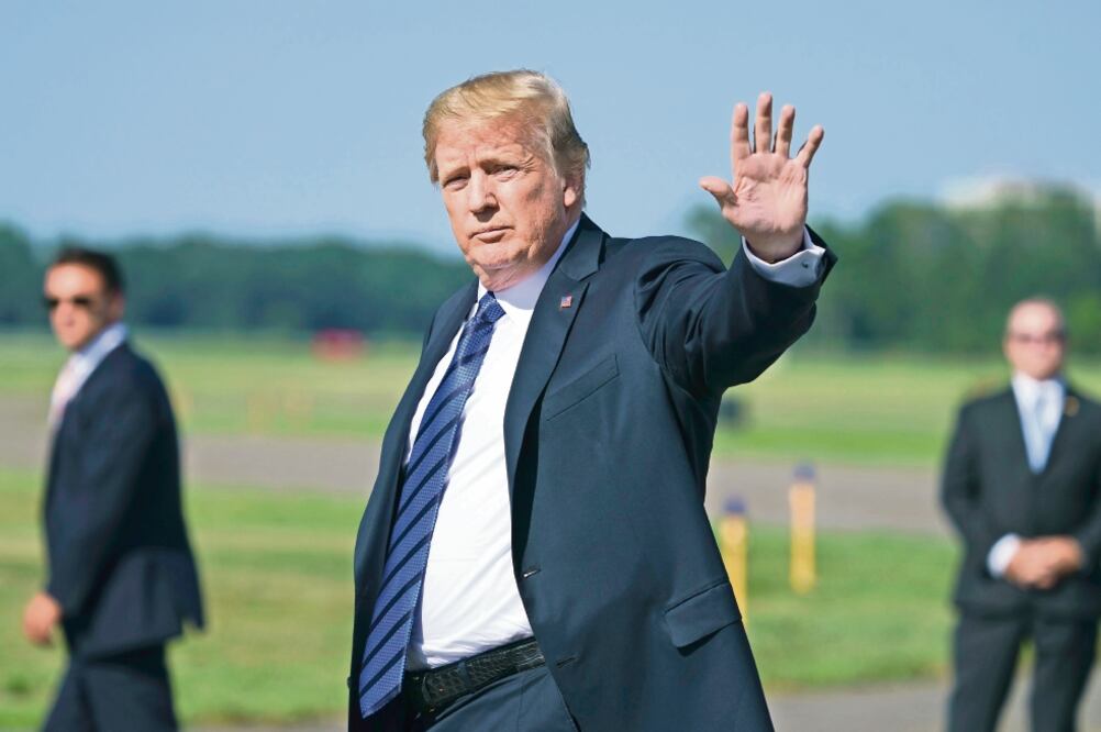 Arribo. El presidente Donald Trump ayer al llegar al aeropuerto de Morristown, en Nueva Jersey. Foto: CAROLYN KASTER. AP