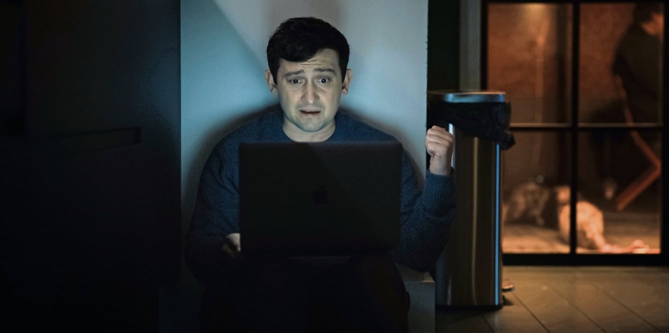 Los personajes de esta serie transforman su personalidad en medio de la noche, a través de las redes. Foto: Apple Tv